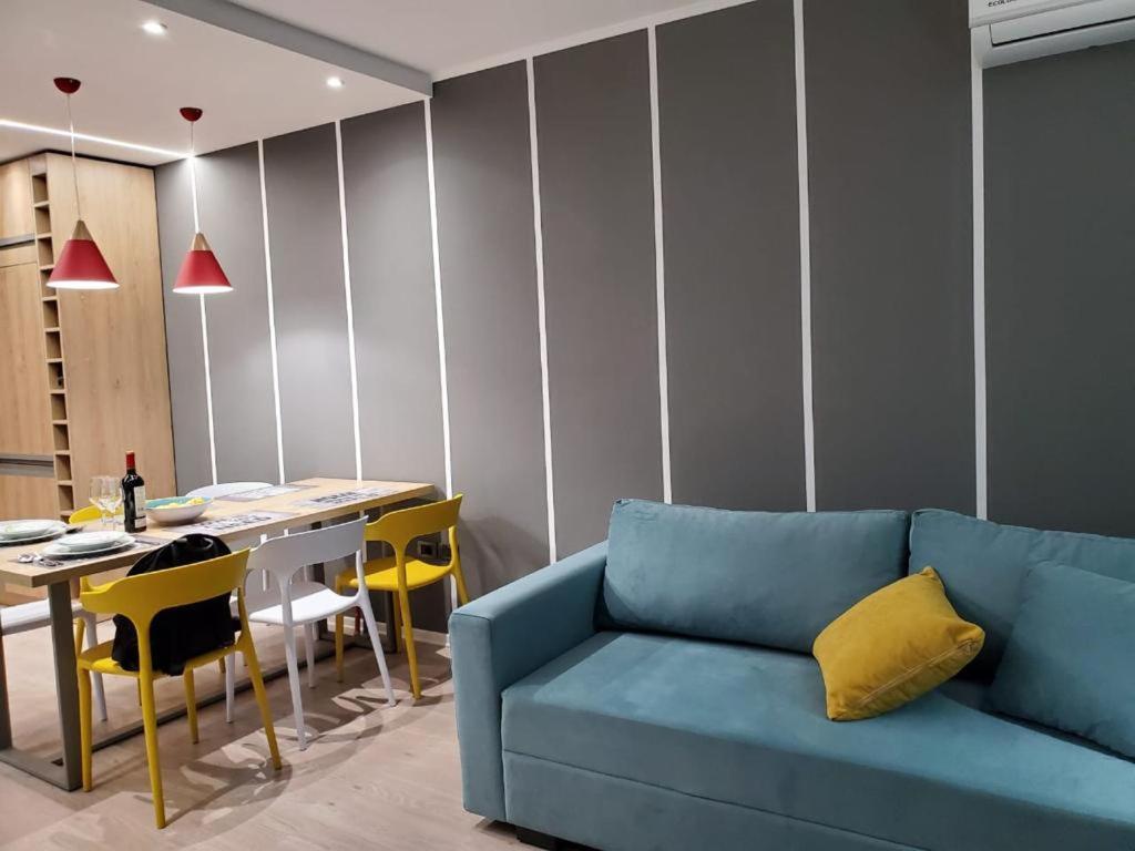 Helga'S Deluxe 3 Apartment Tirana Exteriör bild