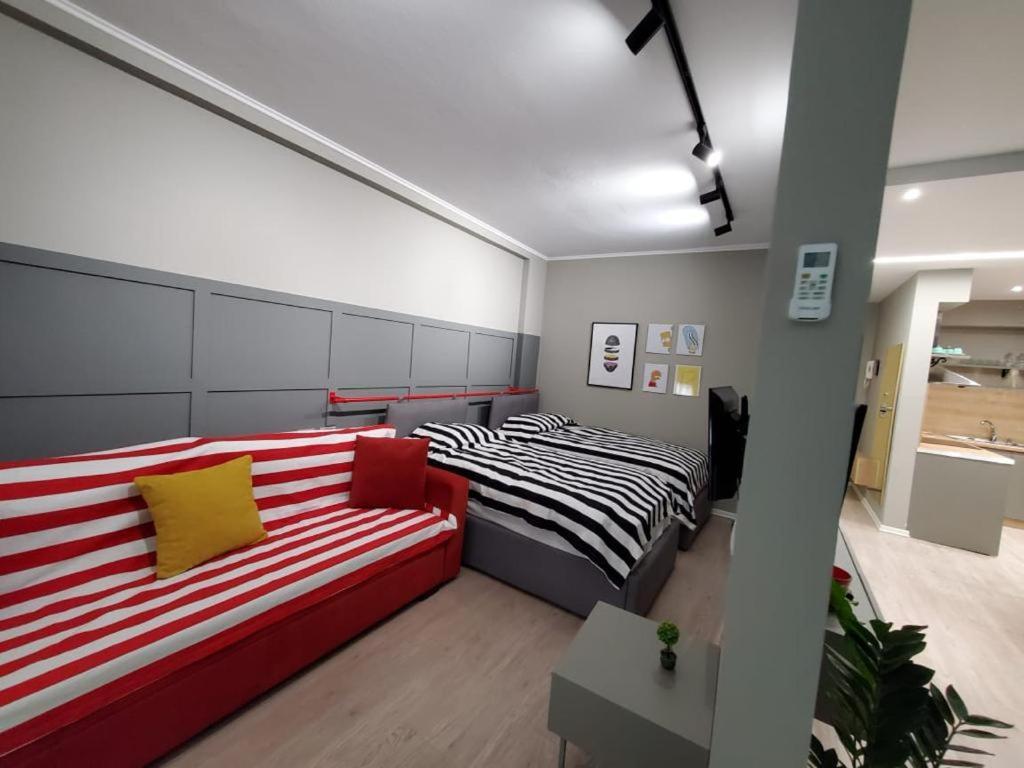 Helga'S Deluxe 3 Apartment Tirana Exteriör bild