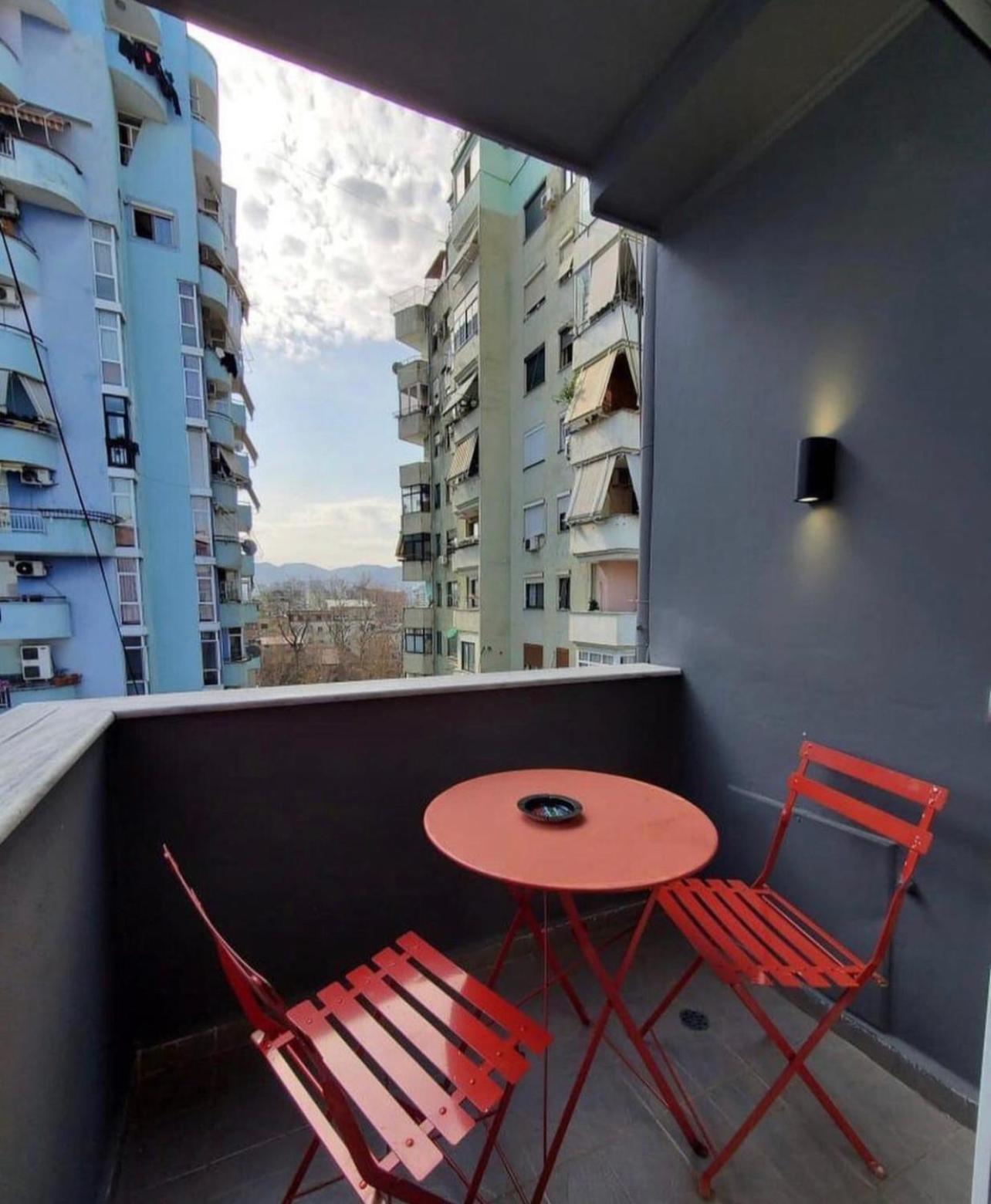 Helga'S Deluxe 3 Apartment Tirana Exteriör bild